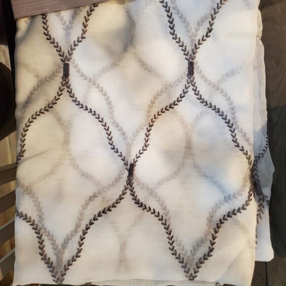 4 Grommet Top curtain Panels White & Gray Size (97 CM x 213 CM) - Picture 2 of 7